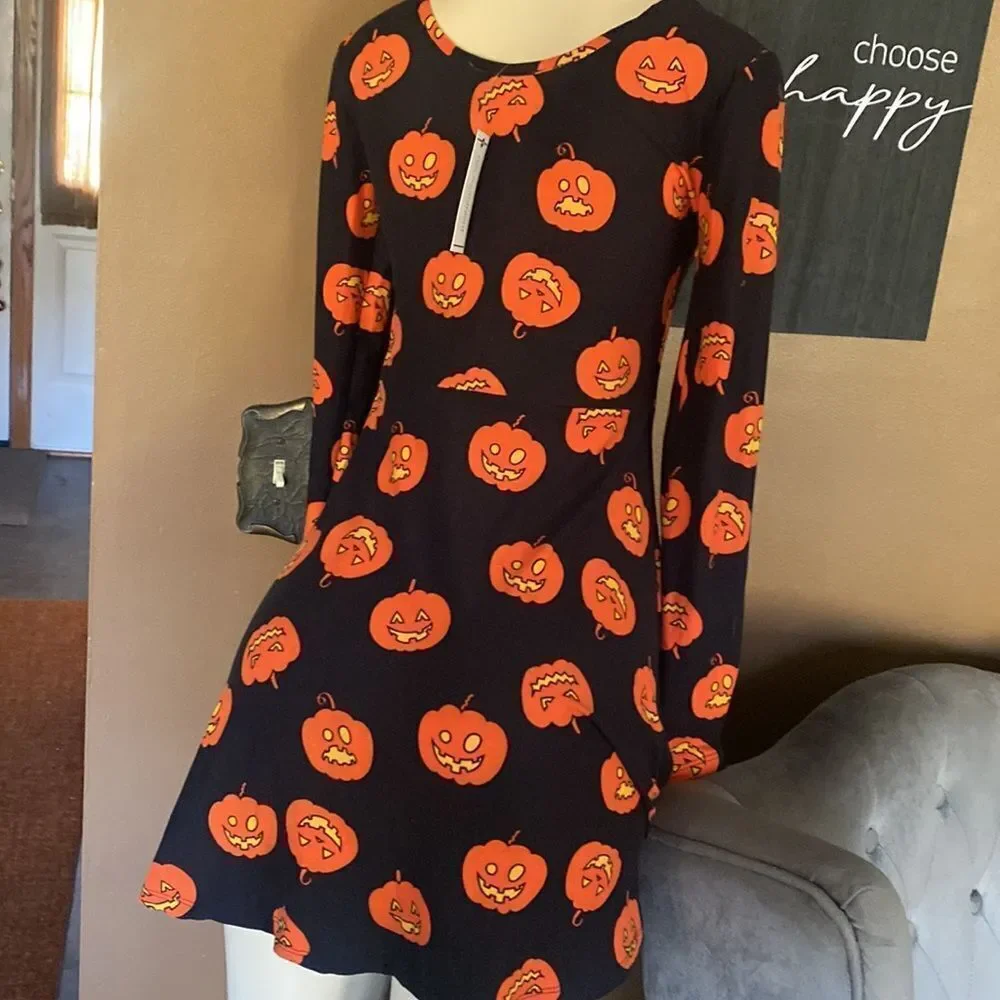 Halloween 🎃 Dress New with Tags! super cute!! Size Small